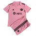 Inter Miami Barnkläder Hemma matchtröja till baby 2023-24 Kortärmad (+ Korta byxor) Billigt